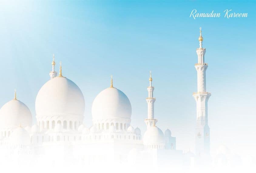 Gesegneter Ramadan mit einer schönen Moschee im Hintergrund.