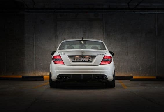 Mercedes Benz C63 2009 auf dem Parkplatz.