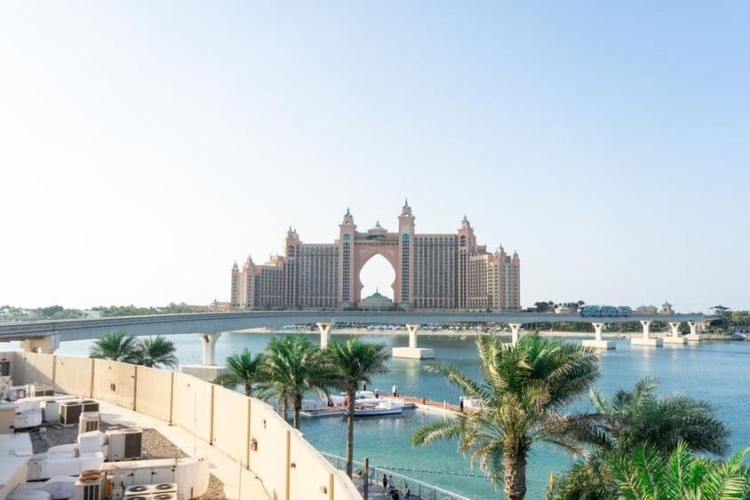 Blick auf die künstliche Insel Palm Jumeirah und das Atlantis-Hotel in Dubai.