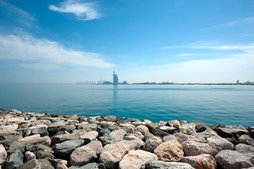 Blick auf Dubai von der Palm Jumeirah, mit Blick auf das Burj Al Arab.