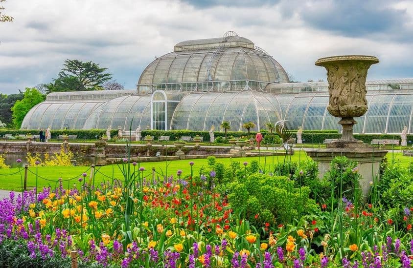 Palmenhaus im Botanischen Garten im Frühling.
