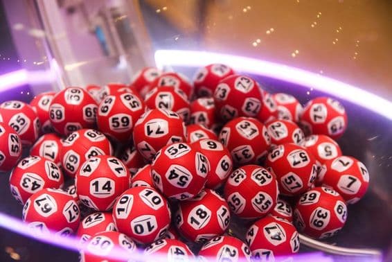 Bunte Lotteriekugeln in einer Maschine.