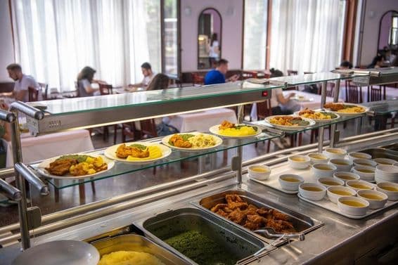 Schüler werden während der Schulpause mit Mittagessen versorgt.