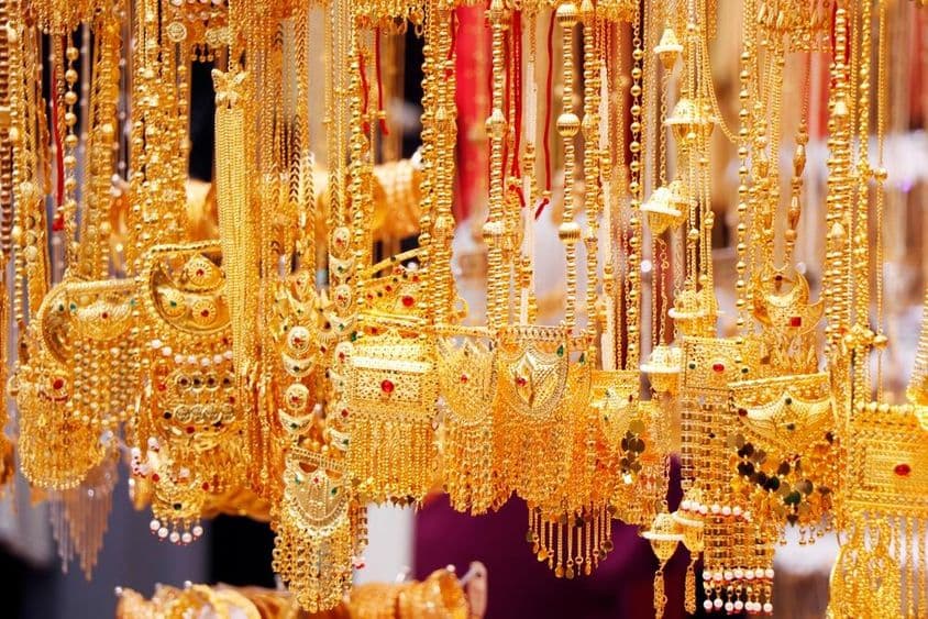 Gold- und Diamantschmuck in einem Laden in Dubai ausgestellt.