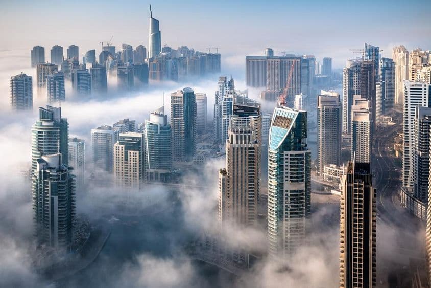 Luftaufnahme von Dubai Marina an einem nebligen Tag.