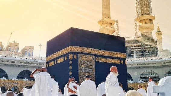 Umrah-Pilger führen Tawaf um die Kaaba aus.