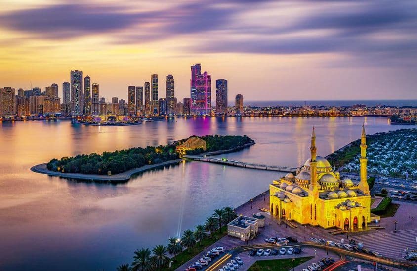 Sharjah Stadtansicht bei Sonnenuntergang.