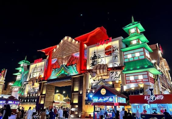 Eingangstore des japanischen Pavillons im Global Village.