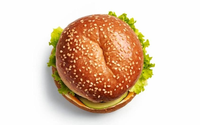Klassischer Cheeseburger, künstlerisch präsentiert.