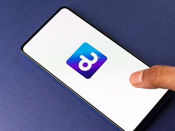 Du-Netzwerk-Logo auf einem Telefonbildschirm.