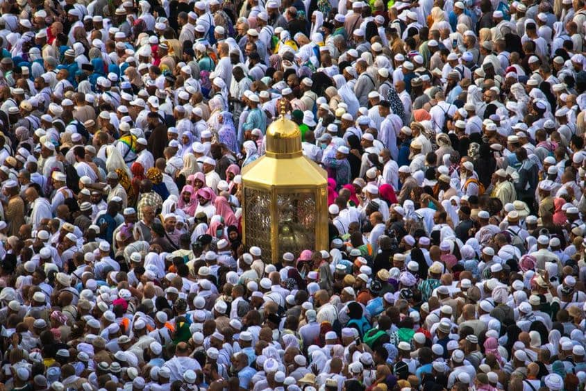 Muslimische Pilger gehen an der heiligen Stätte Abrahams vorbei.