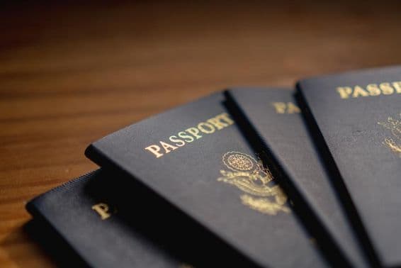 Pässe auf einem Holztisch gestapelt.