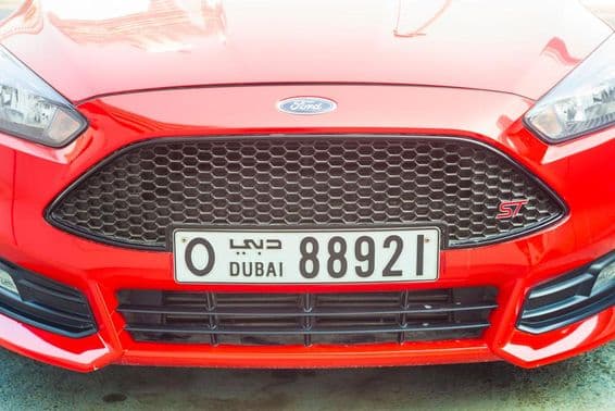 Front eines modernen Sportwagens mit Dubai-Nummernschild.