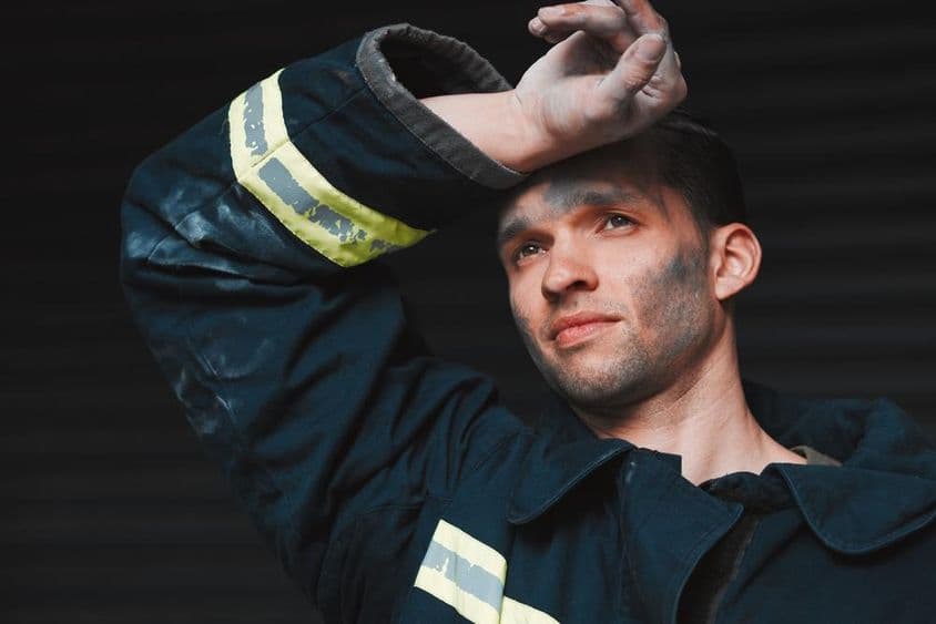 Erschöpfte Feuerwehrmann bei der Brandbekämpfung.