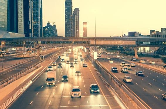 Wolkenkratzer, Straßen und Brücke auf der Sheikh Zayed Road in Dubai bei Nacht.