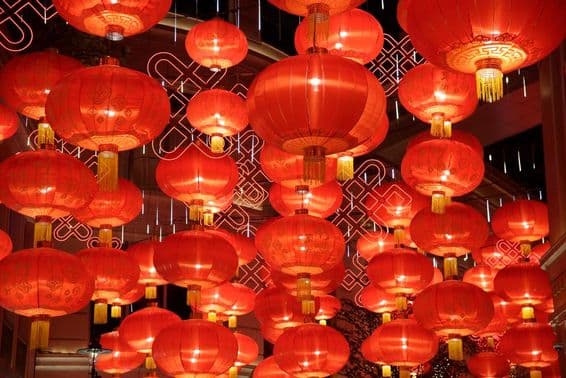 Festliche Laternen, die das chinesische Neujahr feiern.