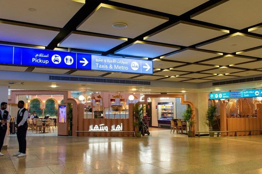 Elektronische Anzeigetafeln für Taxis und Metros am Dubai International Airport.