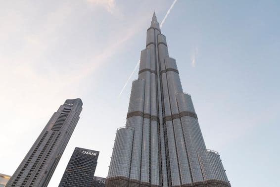 Nahaufnahme des Burj Khalifa Wolkenkratzers.