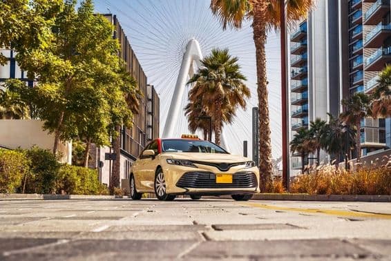 Ein Taxi auf einer Straße in Dubai.