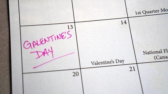 Kalendererinnerung an den Galentine's Day, der am 13. Februar gefeiert wird.