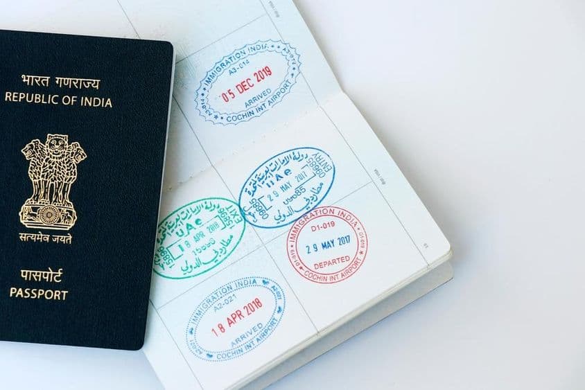 Offizielle Siegel der Vereinigten Arabischen Emirate und Indiens auf einer Passseite.