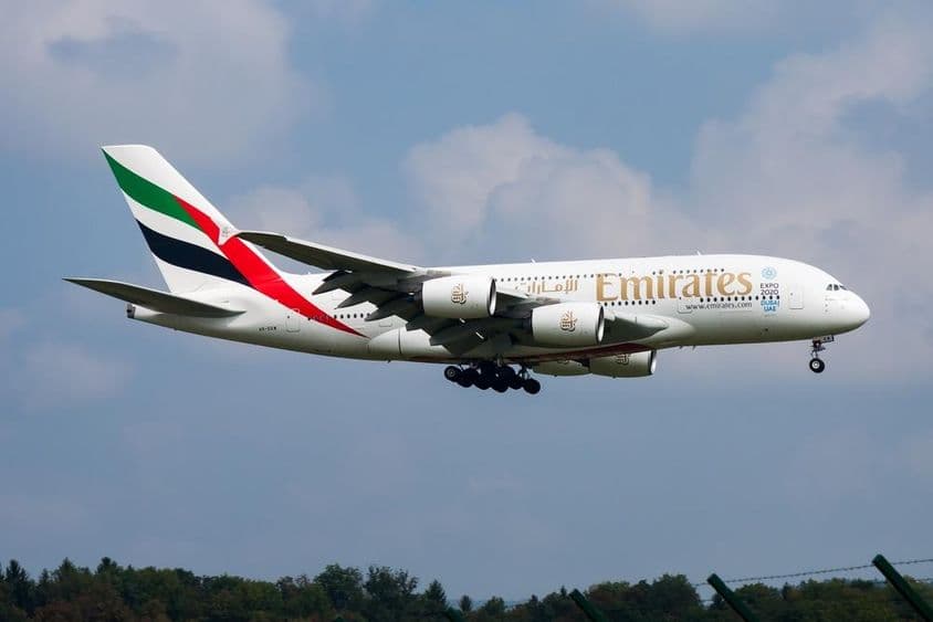 Passagierflugzeug der Emirates Airlines landet am Flughafen.