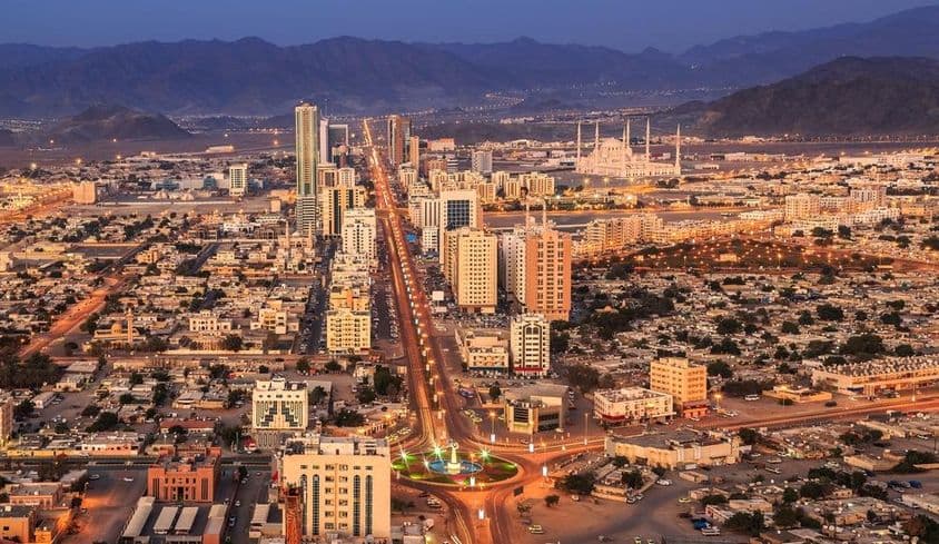 Abendlichter in der Stadt Fujairah.