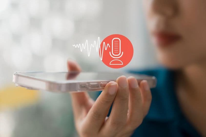 Verwendung der KI-kompatiblen Internetsuche auf einem Smartphone für einfachen Informationszugang.
