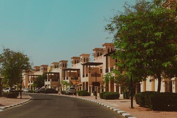 Ras al Khaimah, Stadthäuser in der Stadt.