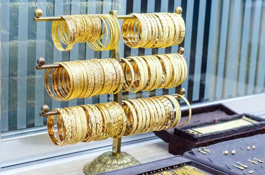 Goldarmbänder zum Verkauf in einem Schmuckgeschäft.