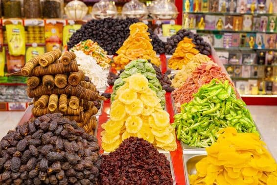 Getrocknete tropische Früchte in einem Souvenirladen in Dubai ausgestellt.