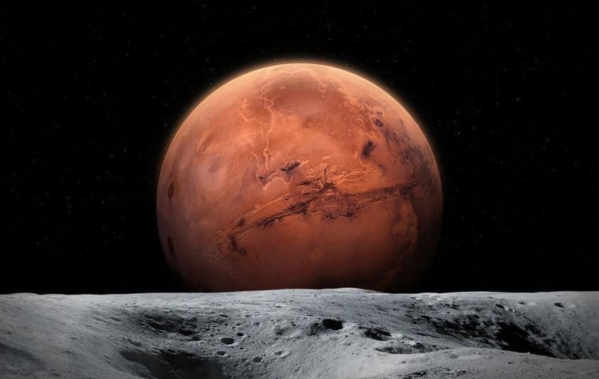 Blick auf den Planeten Mars von der Mondoberfläche aus.