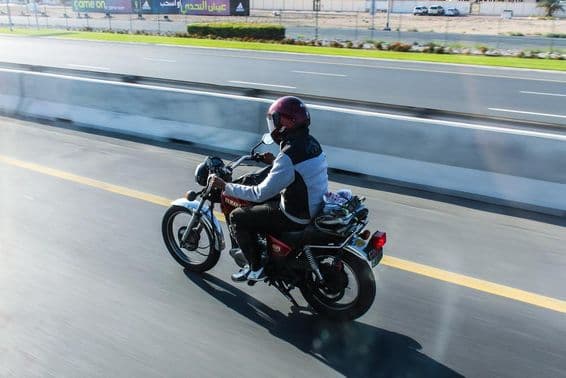 Motorradfahrer auf einer Yamaha-Maschine auf der Sheikh Zayed Road in Dubai.