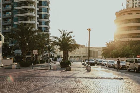 Straßenszene in Dubai mit Gebäuden im Hintergrund.