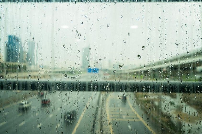 Regentropfen auf einer Glasfenster nach starkem Regen in Dubai.