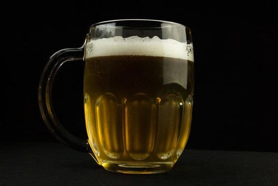 Bierkrug mit schaumigem Schaumkopf.