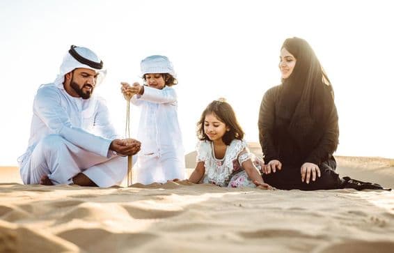 Glückliche Familie genießt einen wunderbaren Tag in der Wüste