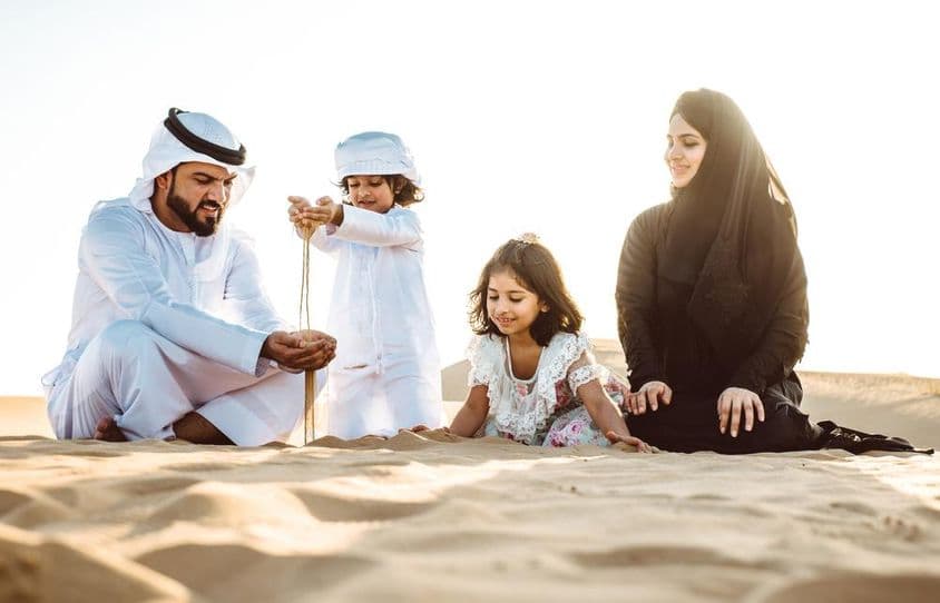 Glückliche Familie genießt einen wunderbaren Tag in der Wüste