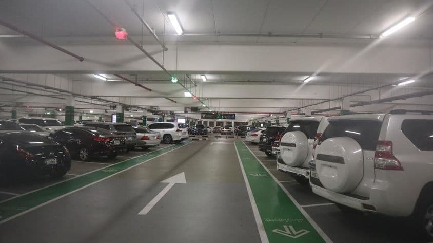 Parkhaus im Mirdif City Center, Dubai.