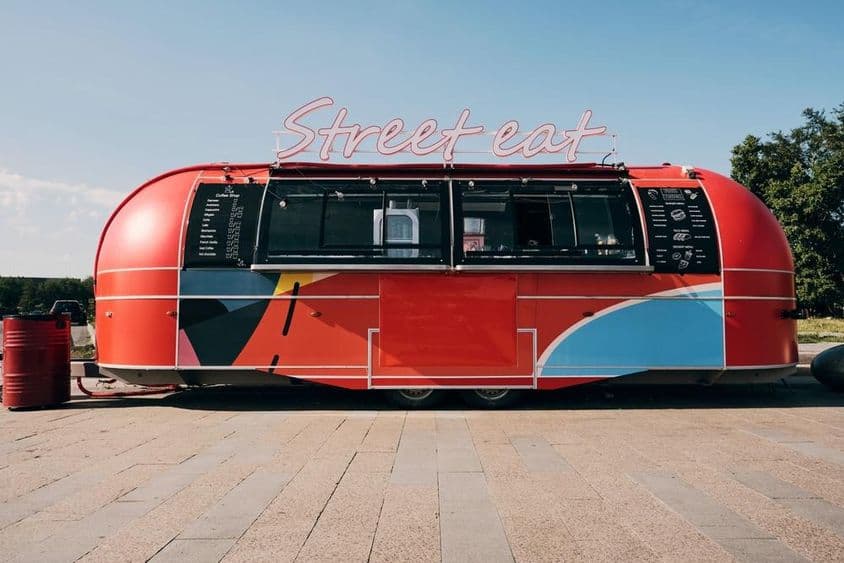 Roter Imbisswagen, Verkauf von Fastfood mitten auf der Straße oder dem Platz.