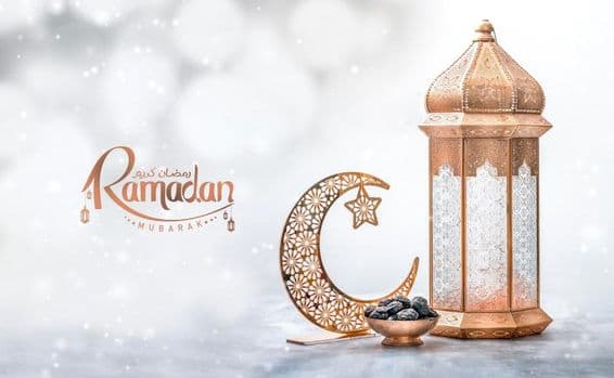 Ramadan Kareem Grußhintergrund, marokkanische Laterne mit Datteln und Halbmond.