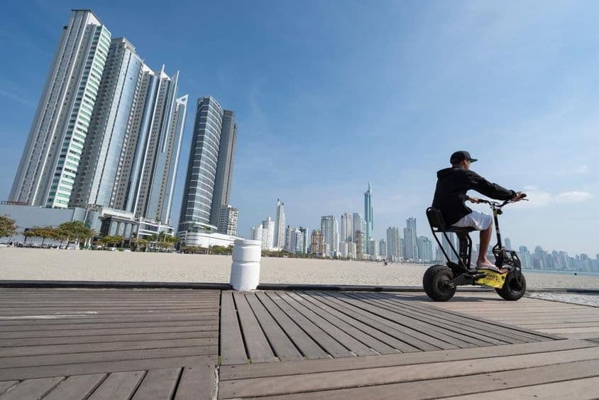 Junger Mann auf einem Roller.
