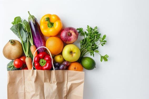 Gesunde Lebensmittel in einer Papiertüte, Gemüse und Obst.