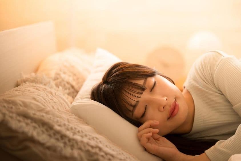 Eine Frau, die im Bett schläft.