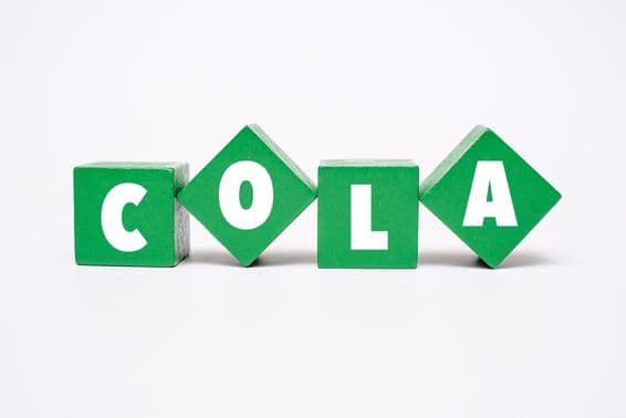 Ein bunter Holzblock mit der Aufschrift COLA.