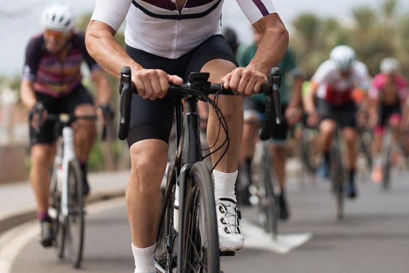 Radfahrerathleten bei einem Straßenrennen.