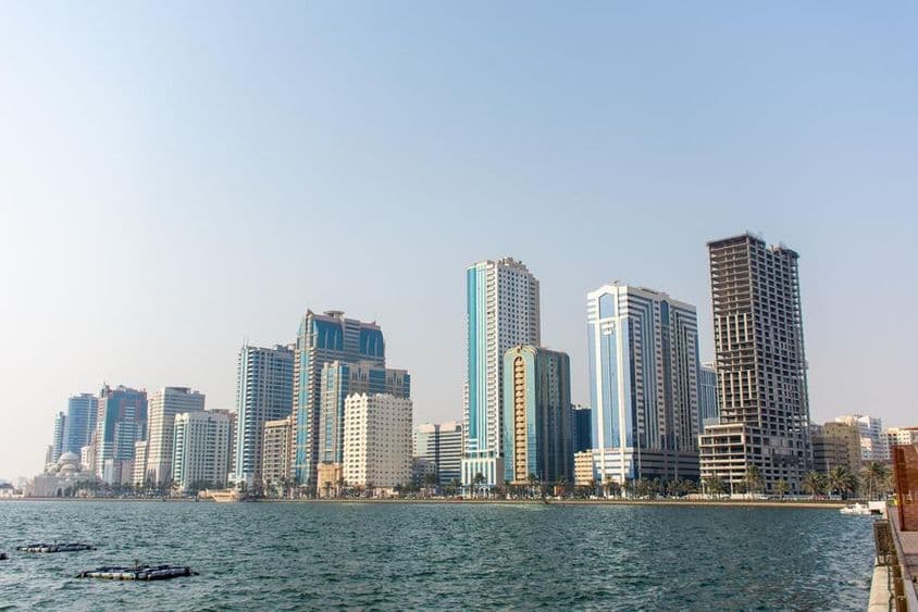 Wolkenkratzer entlang der Küstenlinie von Sharjah.