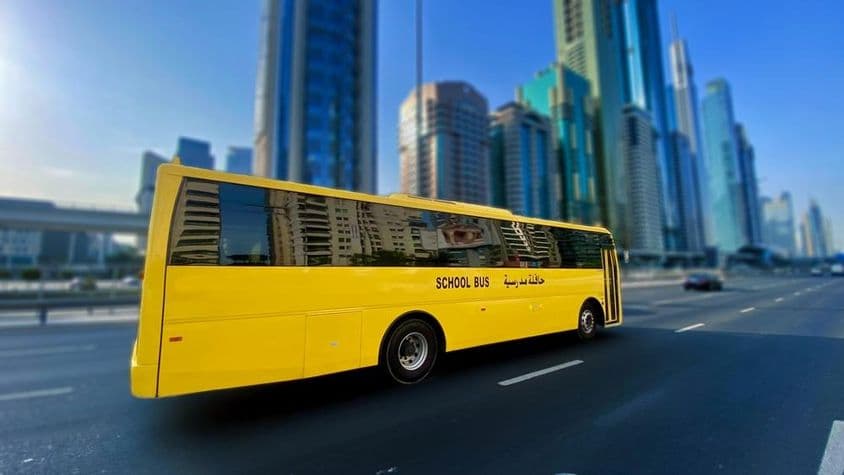 Dubai Schulbus auf der Sheikh Zayed Straße.