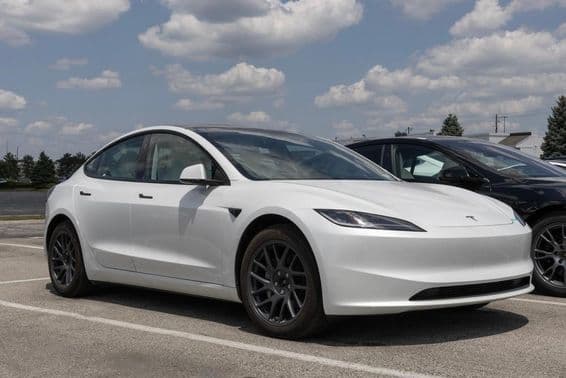 Geparkter Tesla Model 3.