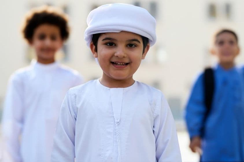 Arabischer Emirate Schüler auf einem Schulcampus in Dubai.